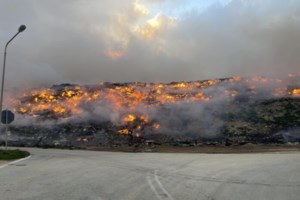 Τρίκυκλο τυλίχθηκε στις φλόγες έξω από την είσοδο του ΣΚΑΪ [βίντεο] - εικόνα 3