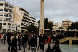 ΝΔ για την αύξηση κρουσμάτων κορονοϊού στην Νέα Σμύρνη: Γιατί ο ΣΥΡΙΖΑ συνεχίζει να στηρίζει τις συγκεντρώσεις;