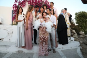 Ελίνα Μπόμπα: Εντυπωσιακή με δίχρωμο φόρεμα και τεράστιο ντεκολτέ στη βάφτιση των διδύμων Τανιμανίδη [εικόνες]