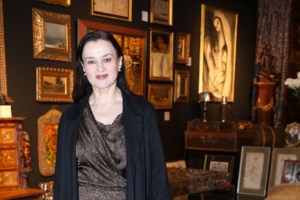 Η Κατερίνα Παπουτσάκη στόλισε το χριστουγεννιάτικο δέντρο στο ρετρό σαλόνι της