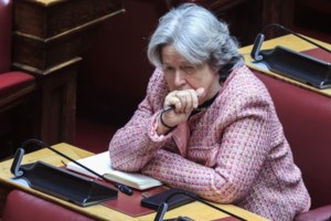 Αθηνά Λινού: Δεν παραδίδει την έδρα στον ΣΥΡΙΖΑ - "Συμμετέχετε στις συκοφαντίες του Πολάκη", απαντά στον Κασσελάκη