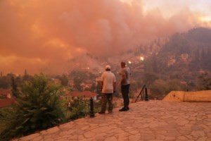 Φωτιά στην Εύβοια: "Θεέ μου σε παρακαλώ μη μου το κάνεις αυτό" - Βίντεο σοκ από την πύρινη λαίλαπα