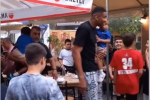 Ο Αντετοκούνμπο πήρε φανέλα από τον Ιμπραΐμοβιτς αλλά του είπε να κεράσει- "Στείλτην πίσω" έγραψε ο Πετρετζίκης - εικόνα 2