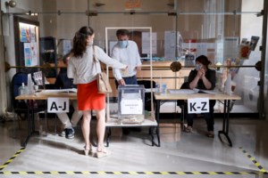 Ισπανία: Φορώντας μάσκα και κρατώντας αποστάσεις, ο Σάντσεθ συμμετέχει στην προεκλογική εκστρατεία ενόψει εκλογών - εικόνα 2