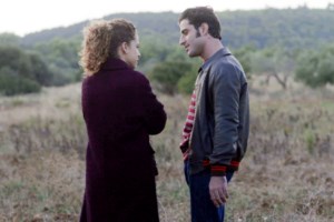 Άγριες Μέλισσες: Ο Βόσκαρης εισβάλλει στο σπίτι της Ελένης για να την βιάσει - εικόνα 3