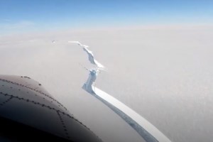 Ανταρκτική: Αποκολλήθηκε το μεγαλύτερο παγόβουνο στον κόσμο - Μοιάζει με... σιδερώστρα - Πιο μεγάλο από την Εύβοια