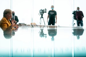 Κορονοϊός: Ουρές έξω από τα βρετανικά σούπερ μάρκετ λίγο πριν το lockdown - "Στοκάρουν" χαρτιά υγείας [Εικόνες]