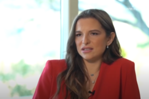 Εριέττα Κούρκουλου - Λάτση: Κομψή με λευκό μίνι φόρεμα, ροζ μακρύ σακάκι και nude γόβες - εικόνα 11