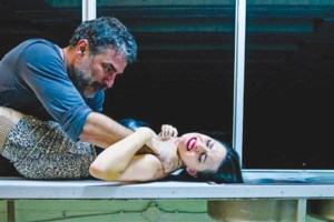 "Ανθρωποι και ποντίκια": Νέες ημερομηνίες για τις γιορτές για την παράσταση του Βασίλη Μπισμπίκη - εικόνα 2