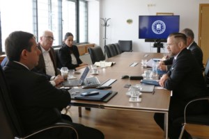 Επιχείρηση εκκένωσης της δομής φιλοξενίας μεταναστών στον Ελαιώνα από την αστυνομία-  Συνελήφθησαν δύο άτομα [Εικόνες] - εικόνα 3