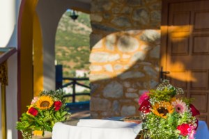 Ηλεία: Ιερέας χωρίζει την παπαδιά γιατί ασχολείται με... ταρώ και μελλοντολογία