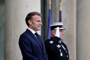 Μόνος ο Μακρόν στις όχθες του Σηκουάνα: Ο Γάλλος πρόεδρος περπατάει σκεπτικός μετά την παραίτηση Λεκορνί - εικόνα 5