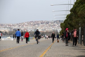 Κορονοϊός: Ξεπέρασαν τις 2.000 οι παραβάσεις τη Δευτέρα - 15 συλλήψεις για λειτουργία καταστημάτων