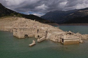 Μενίδι: Σοκαριστικές εικόνες από το ρέμα της Αυλίζας - Έπιπλα, καναπέδες, ξύλα και μπάζα [βίντεο]