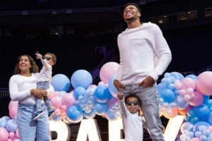 Σούπερ σταρ Αντετοκούνμπο: Μόλις... $87,6 εκατ. οι απολαβές του το 2023 - 11ος πιο ακριβοπληρωμένος αθλητής στον κόσμο - εικόνα 12