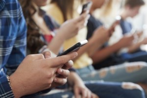 Εξάρτηση των νέων από το Διαδίκτυο: Αυξάνεται η προβληματική χρήση - Μέχρι και 9 ώρες μπροστά στις οθόνες - εικόνα 2