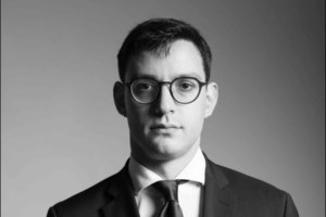 Μέλος του ΠΣ του ΠΑΣΟΚ σε εκδήλωση του Τατάρ: Η αντίδραση της Χαριλάου Τρικούπη και το επικριτικό σχόλιο Μαρινάκη