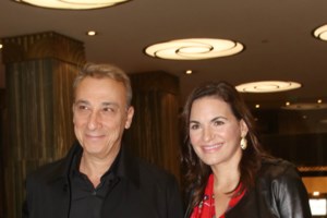 "Golden girl" η Σμαράγδα Καρύδη: Η εμφάνιση με χρυσό μεταλλιζέ παντελόνι και χρυσά ψηλοτάκουνα μποτίνια