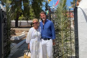 Η Μαρί Σαντάλ απολαμβάνει το ηλιοβασίλεμα στα ελληνικά νησιά μαζί με τον γιο της Αριστείδη