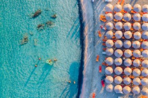 Βαρδάρης: Η κρυφή παραλία της Αττικής με τα καταγάλανα νερά και το "σαλονικιώτικο" όνομα [βίντεο]