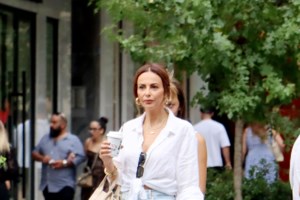 Μαρία Σάκκαρη: Η σπάνια δημόσια έξοδος στην Αθήνα με τζιν, ρετρό σνίκερς και mini bag Loewe αξίας 2.300€ - εικόνα 5