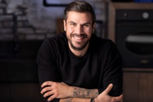 Άκης Πετρετζίκης: Ποιο είναι το φύλο του μωρού του - Αυτή είναι η σύντροφός του [εικόνες]