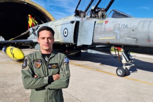 Χαμός στον αέρα: Ο Βαρεμένος άρπαξε φωτογραφία μέσα από τα χέρια της Άννας Καραμανλή και την τσαλάκωσε [βίντεο] - εικόνα 2