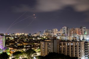Αυξάνεται η ένταση στη Μέση Ανατολή για αντίποινα κατά του Ισραήλ - Οι ΗΠΑ στέλνουν πολεμικά πλοία και μαχητικά