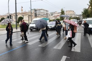 Καιρός: Ξεπέρασαν τους 6.000 οι κεραυνοί που έπεσαν την Πέμπτη -  Βροχές και καταιγίδες έως την Κυριακή - εικόνα 2