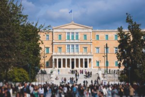 Ολες οι αλλαγές για τους μισθωτούς με μπλοκάκι - Ποιοι απαλλάσσονται από εισφορές, ποιοι τις καταβάλλουν