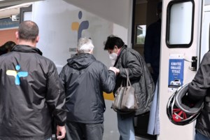 Στο νοσοκομείο Χανίων 20χρονη: Λιποθύμησε λίγα λεπτά μετά τον εμβολιασμό, λένε οι συγγενείς της