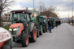 Ανάβουν τα αίματα στη Λάρισα: "Μπλόκο" των ΜΑΤ στους αγρότες στον κόμβο της Νίκαιας [Βίντεο -Εικόνες] - εικόνα 6