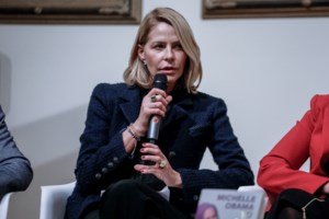 Τζένη Μπαλατσινού - Βασίλης Κικίλιας: Πιασμένοι xέρι - χέρι με athleisure look στο κέντρο της Αθήνας - εικόνα 4