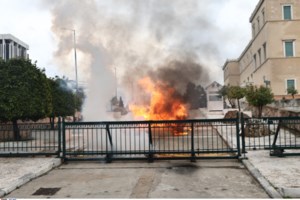 Οι κουκουλοφόροι εν δράσει: Βγήκαν από την πορεία για τα Τέμπη και επιτέθηκαν στη Βουλή με μολότοφ - εικόνα 4