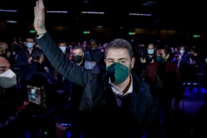 Εκλογές ΚΙΝΑΛ: Πανηγυρισμοί και τραγούδια για τη νίκη Ανδρουλάκη στο γραφείο του και τη Χ. Τρικούπη - "Καλημέρα ήλιε καλημέρα"