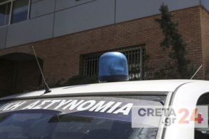 Ρέθυμνο: Αυτοκίνητο έφυγε σε χωράφι και καρφώθηκε σε ελιά - Εγκλωβίστηκε η 30χρονη οδηγός [εικόνες]