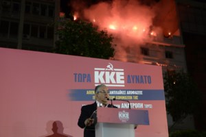 "Kutsu-batman": Viral η φωτογραφία του Κουτσούμπα δίπλα στον Μπάτμαν στο Comic Con - Επικά σχόλια στο Χ - εικόνα 4