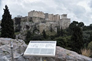 Στην αντεπίθεση η Μενδώνη που προσκαλεί τον Τσίπρα για ξενάγηση στην Ακρόπολη - Επιμένει για την μαρμάρινη επιγραφή ο ΣΥΡΙΖΑ