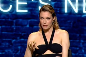 Βίκυ Καγιά: Φόρεσε το ιδανικό office look με απίθανο γκρι striped suit και t-shirt - εικόνα 7