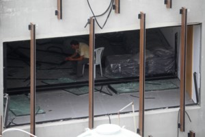 Εκρηξη στη Βηρυτό: Η πιο δυνατή εικόνα - Πατέρας κρατά τον νεογέννητο γιο του μέσα στο αίμα - εικόνα 2