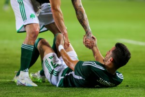 Ολυμπιακός - Παναθηναϊκός: Η άφιξη του Κώστα Σλούκα στο ΣΕΦ [Βίντεο]