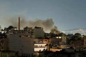 Ολική καταστροφή στα Κάτω Πατήσια: Βομβαρδισμένο τοπίο μετά από φωτιά σε κατάστημα επίπλων - Ζημιές σε όλη τη γειτονιά - εικόνα 5