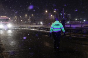 Κακοκαιρία "Μήδεια": Ανοιξε η Εθνική οδός Αθηνών - Λαμίας μέχρι τη Βοιωτία - Μάχη με τον παγετό - εικόνα 2
