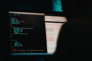 Σάλος σε Γαλλία και Βρετανία: Χάκερ έκλεψαν στοιχεία πελατών από τους οίκους Gucci, Balenciaga και McQueen