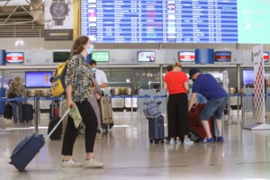 Γεμίζει με τουρίστες η Κέρκυρα: 45 πτήσεις την ημέρα από την Ευρώπη