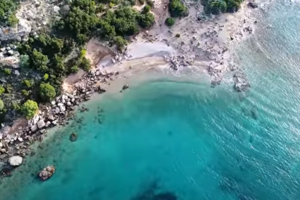 Πόρτες: Η κρυμμένη, άγρια παραλία που κλείνει την "πόρτα" στα μανιασμένα κύματα του Αιγαίου [βίντεο]