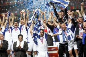 Euro 2004: Reunion των πρωταθλητών Ευρώπης με την ευρωκούπα στην Ακρόπολη - 19 χρόνια από το έπος της Πορτογαλίας