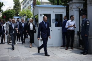 Ο γιος του Κωστή Χατζηδάκη "έκλεψε" την παράσταση στο Προεδρικό - Με αέρα σταρ και γυαλιά ηλίου [εικόνες-βίντεο] - εικόνα 3