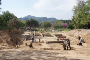 Εντυπωσιακό αρχαιολογικό εύρημα στην Ερέτρια: Αποκαλύφθηκε ψηφιδωτό δάπεδο ενώ τοποθετούσαν αγωγό ύδρευσης - εικόνα 4