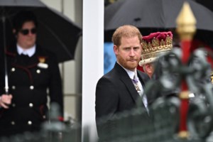 Μια μέρα σαν όλες τις άλλες: Η Μέγκαν Μαρκλ πήγε για πεζοπορία με athletic look την ώρα που ο πεθερός της στεφόταν βασιλιάς - εικόνα 7